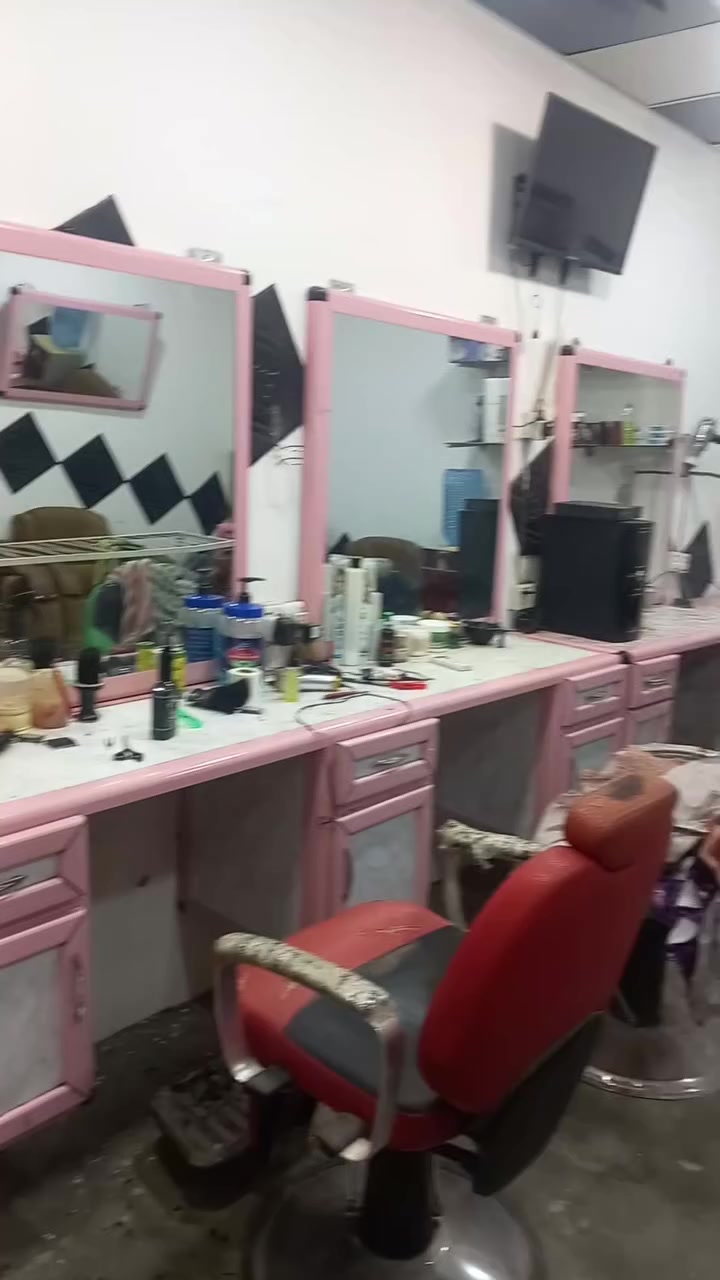 إسلام عليكم محل حلاقه بتكريت القادسيه شارع الكراج كامل مكمل للبيع او يرهم ل إيجار صاحب المحل عنده لتزامات وما متواجد بي رقم ***********
