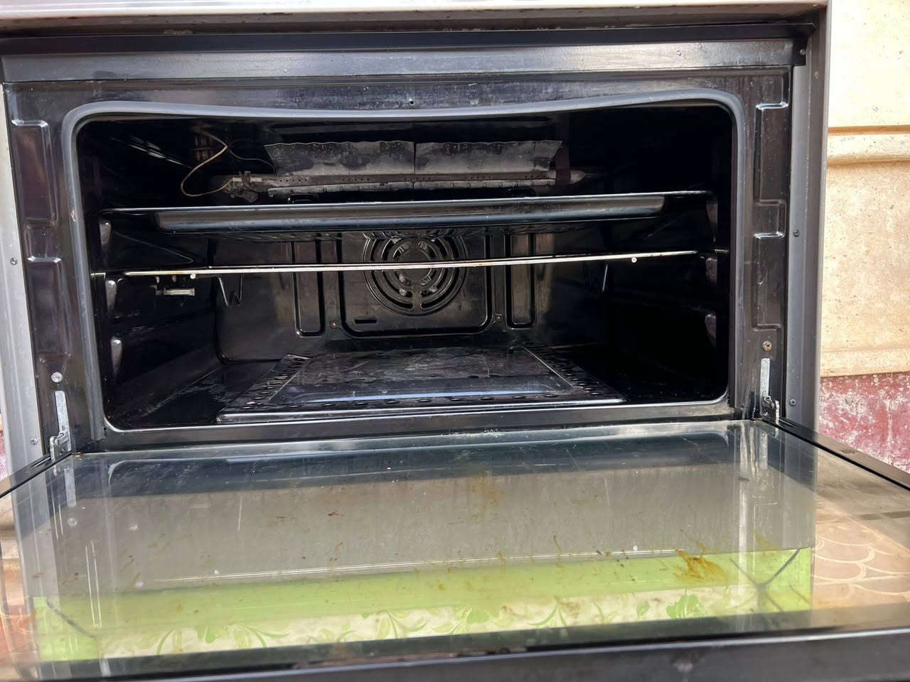 طباخ إيطالي للبيع سعره ١٧٠ بي مجال نضيف وشغال الفرن الستفسار عل رقم ***********
