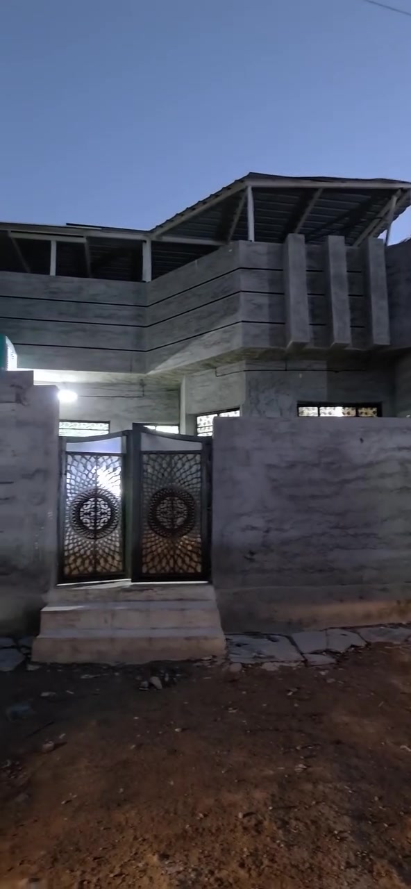 بيت للبيع المساحة ١٠٠م زراعي سبع قصور خلف المحطة قرب صيطره فرع ١٠م جميع الخدمات متوفره السعر 47 وبي مجال للإستفسار يرجى مراجعة الدلاليه الأمير عنوان دلاليه شارع ابو علي مقابيل المدرسة الأهلية ***********

