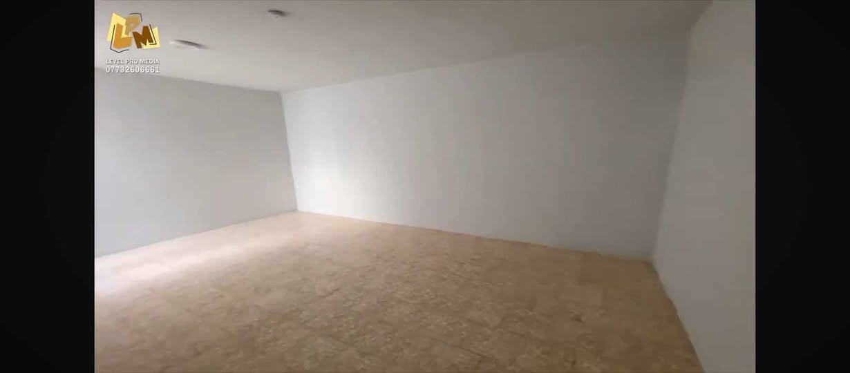 السلام عليكم  بيت بحي النداء النجف شارع المجمعات مجمع بل دور اليوسف   مساحه 200 متره يحتوي على غرفتين وصاله ومطبخ واستقبال وصحيات داخليه وخارجيه وكراج وحديقه ومكانه كلش حلو على الشارع ويوجد جميع الخدمات والمدارس تطلوعه،80 و مطلوب 95 تسديد كل شهر 438 ***********
