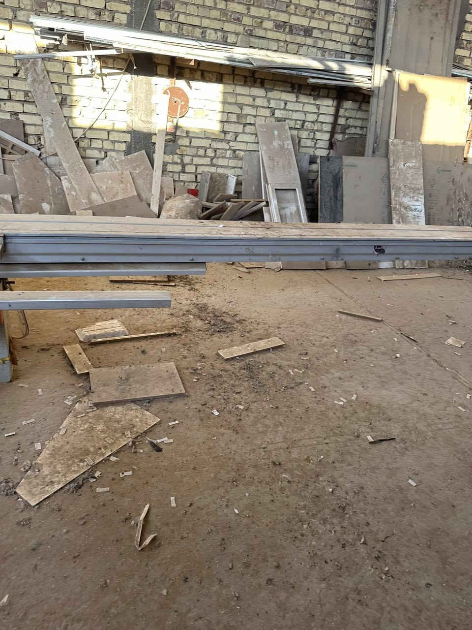 معمل mdf للبيع مكبنة شريطة تقطع صفر منشار سلايت 380 مكينة غبار كمبريسر ***********
