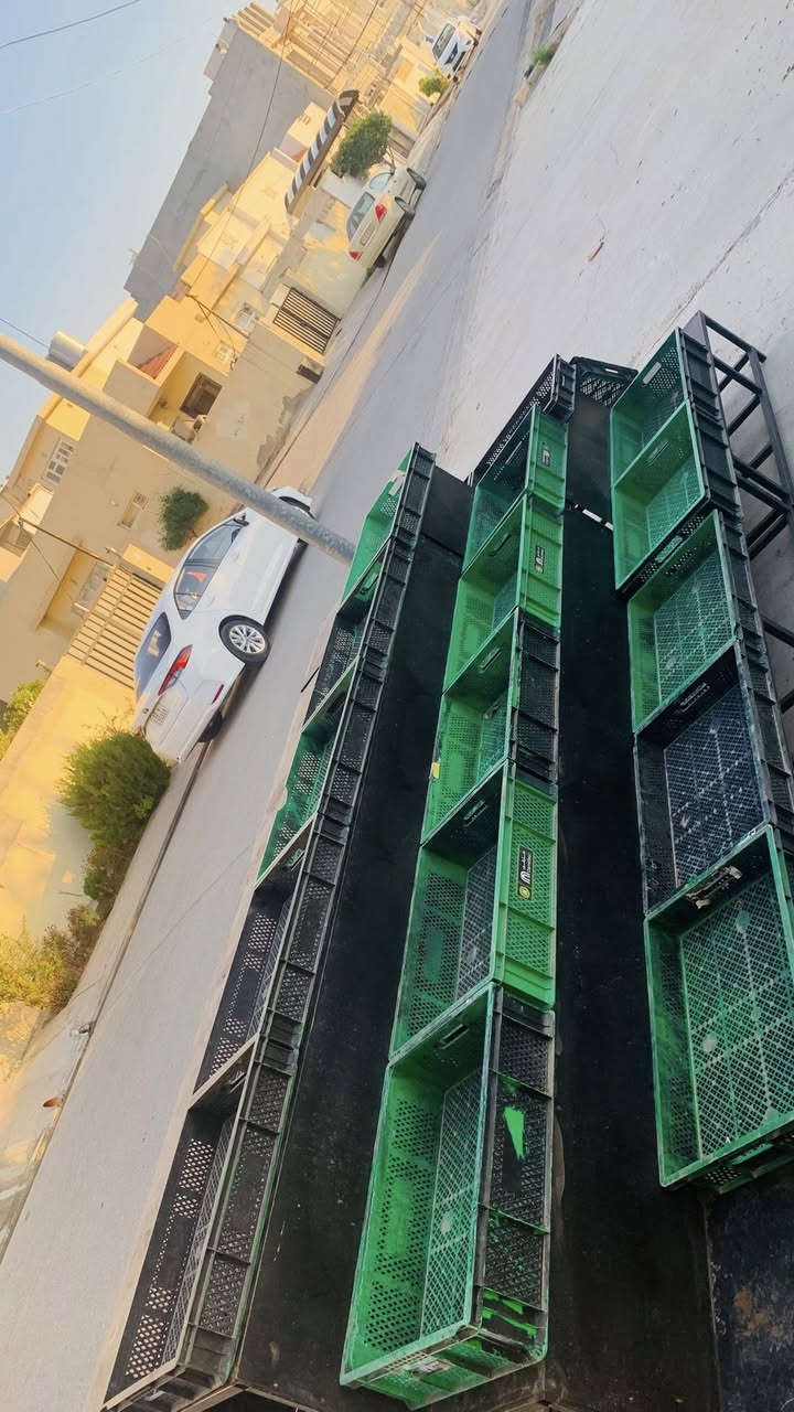 ستاند سه و زه و ميوه چوار پارچه هه موو ئاسن شتيكى زؤر باشه سى به شه  هيج جيگاى نه شكاوه به ئاسن زؤر باش دروست كراوه سحرى گونجاوه ز.م ***********
