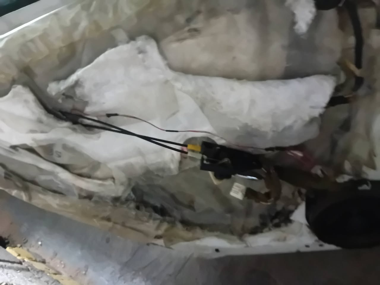 مصبوغات؟ 
ابواب افلون ابيض صدفي يرهم من 2005 الى 2012 امامي خلفي صفحت السايق جاملغ امامي نفس الصفحه +بطانت باب الابواب كامله جام ويدات وقفاله وترايش 
بغداد ***********
