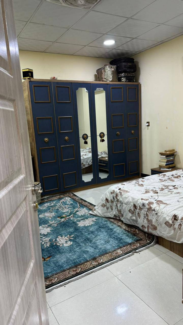 دار للبيع في شارع فلسطين حي النيل محلة 503البيت بناء2021 يتكون من خمس غرف نوم وثلاث حمامات استقبال كبيرة  البيت يوجد فيه نضام شقة ودرج خارجي تحتوي غرفتين مطبخ صغير وحمام وترك طبعا وبلكونة صغيرة الشقة  من ضمن غرف البيت  مع حولي  ومطبخ شارع نضيف وهادي مساحة 135طابوا صرف تفاصيل ع رقم *********** ابو ود
