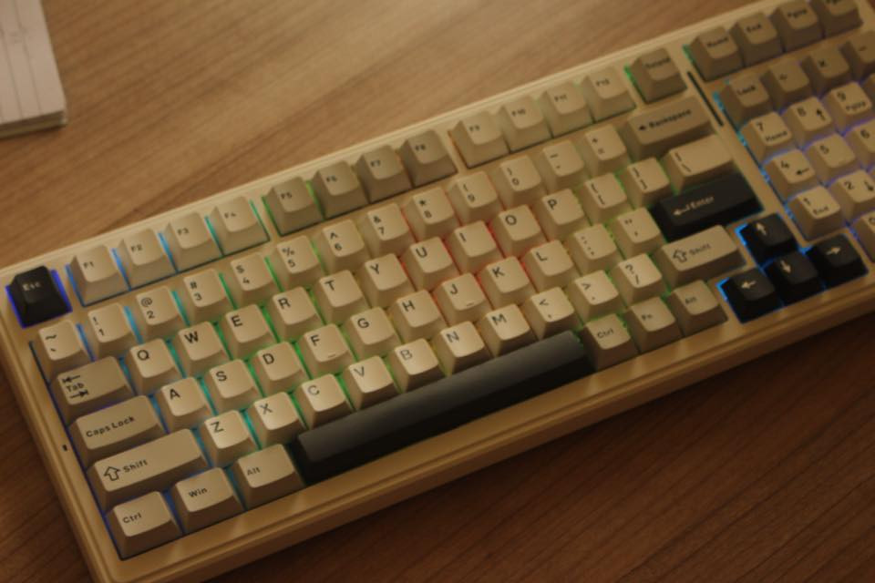 🔥 AULA F99 Mechanical Keyboard – Clean & Smooth | RGB Gaming Keyboard

Selling my AULA F99 premium mechanical keyboard in great working condition. The keyboard feels amazing for gaming and typing — smooth, fast, and very comfortable.

✨ Highlights
✔ All keys work perfectly
✔ Beautiful RGB lighting
✔ Strong premium build
✔ Clean and well taken care of

💰 Price: 55,000 IQD
👉 Open to reasonable offers and negotiations

Great choice if you want a high-quality mechanical keyboard for a good price.

📩 Message me anytime

� كيبورد ميكانيكي AULA F99 – RGB للألعاب والاستخدام اليومي

أعرض للبيع كيبورد AULA F99 الميكانيكي بحالة تشغيل ممتازة. الكيبورد مريح جداً للكتابة والألعاب ويعطي أداء سريع وسلس.

✨ المميزات
✔ جميع الأزرار تعمل بشكل ممتاز
✔ إضاءة RGB جميلة
✔ جودة تصنيع قوية وفخمة
✔ نظيف ومعتنى به

💰 السعر: 55,000 دينار عراقي
👉 قابل للتفاوض وتقبل العروض

خيار ممتاز لمن يريد كيبورد ميكانيكي احترافي بسعر مناسب.

📩 راسلني إذا مهتم.


**إذا كنت صاحب هذا الإعلان وتريد حذفه لأي سبب، رجاءا أرسل رسالة إلى الدعم الفني**