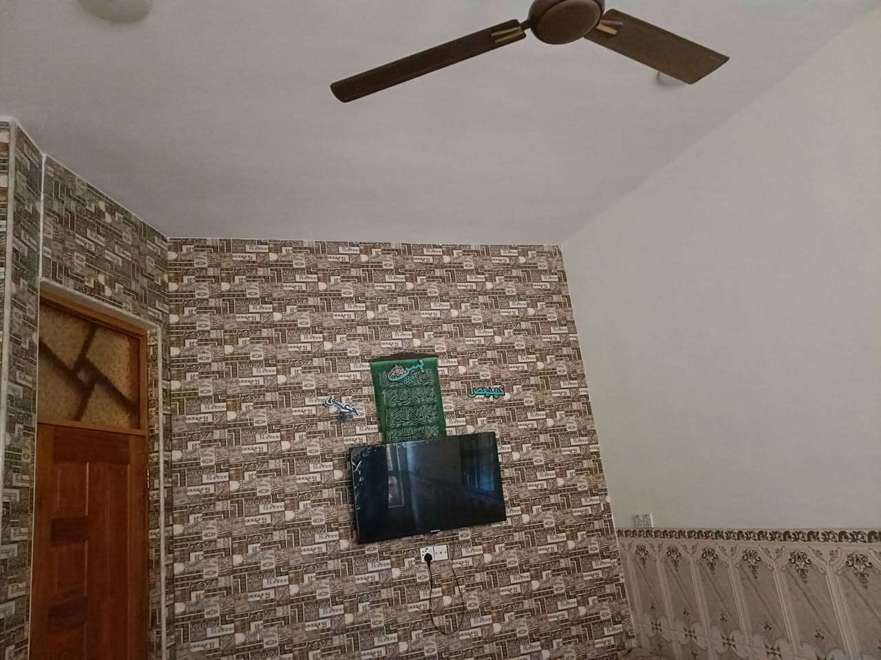 السلام عليكم بيت طابق ونص كامل 100متر في الامين الثانيه زراعي بيت غلام قرب شارع 15 سند 25 هذا رقمي وغير متواجد على الفيس ..
***********
