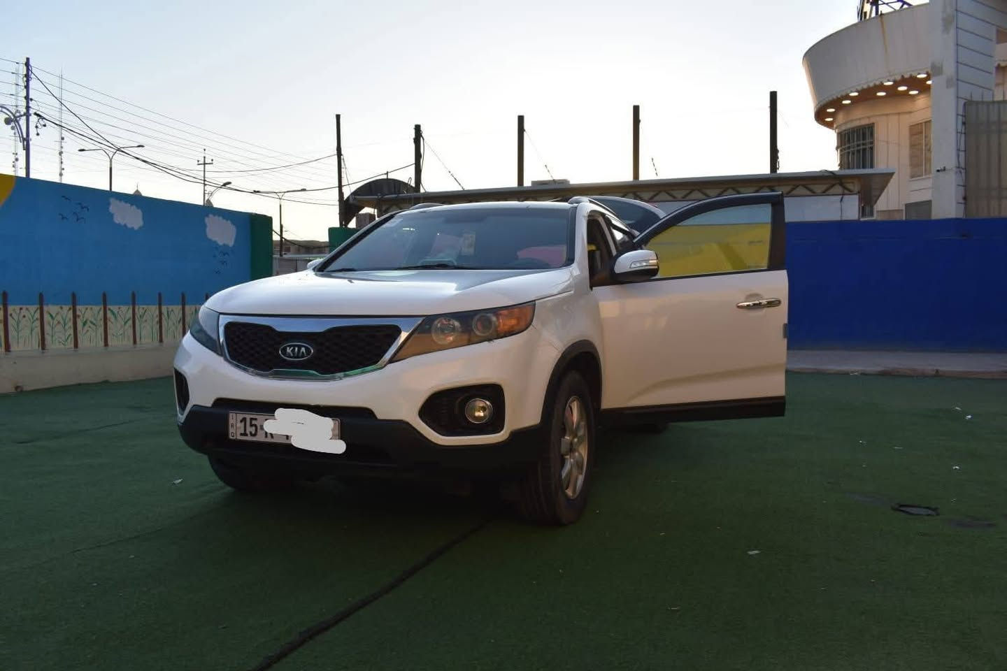 كيا سورنتو 2013
وارد أمريكي بيهة صبغ بباب الصندوق فقط (كما مؤشر بالسونار) 

5 راكب 

محرك ٤ سلندر

 2400 GDI 

گير 6 نمر ما مفتوح 

بدون بانوراما

تبريد قطعتين

رقم دولي مشروع وطني بإسمي تحويل ثاني يوم باي مكان

سنوية جديدة لغاية 2030

هزة جديدة

تخم تاير جديد 

اللون ابيض صدفي 

يدات نيكل 

داخل اسود + صاج اسود 

تحكمات ستيرن جهتين 

حساسات خلفية

مانع انزلاق

كروز مثبت سرعة 

نظام ايكو 

إشارات بالمرايات

شاشة سمارت 

بلوتوث وتحكم تلفون بالستيرن

كاميرا خلفية 

مخارج AUX +  12V

نظام انذار وحماية 

كشنات جلد رياضي (اسود ورصاصي) 

انارة داخلية كاملة 

مراية داخلية سمارت + بوصلة

تدفئة بالكشنات 

أرضية مغلفة جلد بالكامل

ارضيات أصلية ليف 

ايرباكات عدد 8

السعر ١٢٥ ورقة 

للتواصل ***********
