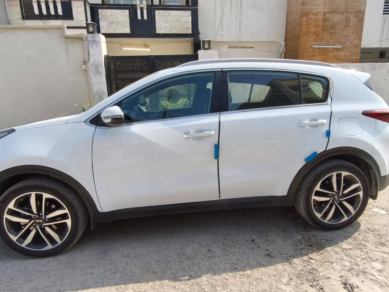 سبورتج 21 بيضاء كشنات جلد بيج بدون مواصفات وبيها صبغ وضربات بارد ماشية 111 سليمة من الداخل وكاله الي يرغب بالشراء الاتصال على الرقم *********** بغداد, العراق
