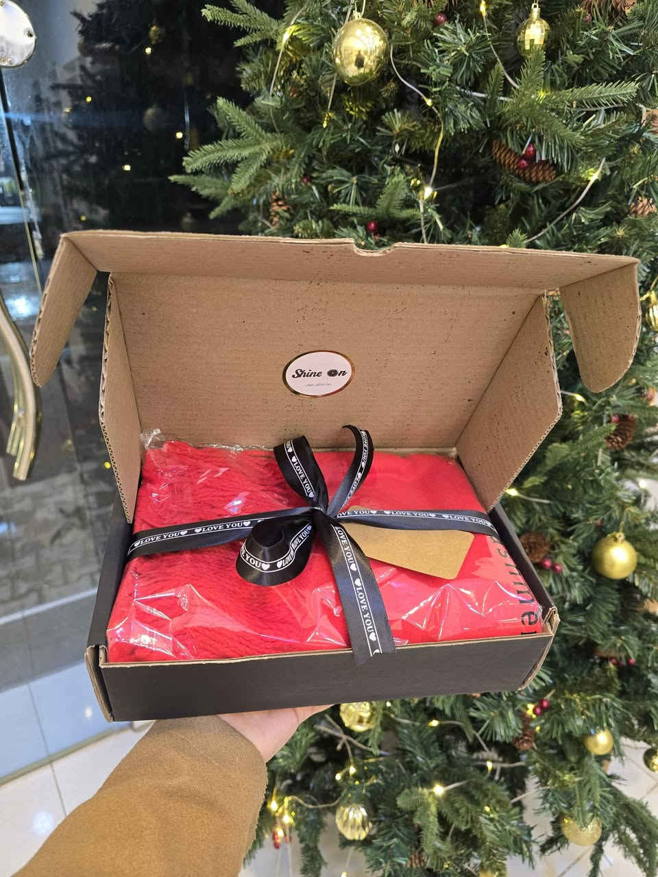 لكثرة الطلب وفرنالكم السكارف الاحمر 
الخامة ثقيلة 😍
المشرشب الاصلي مو مكصكص
يوصلكم بهيج ترتيب وبسعر ١٣ الف فقط 
بدون تغليف ١٠ الف فقط
لطلب الهدايا راسلونا وتدللون 🫶🏻
متوفر في 
Shine On 🔮 حيثُ للتألقِ عنوان 

 🌸 بوتيك شاين اون للاكسسوارات والعطور النسائية والرجالية 

اكسسوارات "نسائية ، رجالية " _ عطور _ ميك اب  _ حقائب - هدايا
المتجر مفتوح من الساعة 3 ظهرا ولغاية ال 11 ليلا

خدمة حجز الطلبات متوفرة طول اليوم وعلى مدار 24 ساعة

يتوفر خدمة تغليف الهدايا واختيار الهدية حسب الطلب ❤🌹🌺 

💥للحجز والاستفسار مراسلة الصفحة 📥
او الاتصال واتس اب
***********
—————————————-
💥توصيل لكافة انحاء العراق 🏎
خانقين 2000 دينار والمحافظات 5000 الاف دينار
موقع المحل : خانقين تولة فروش شارع السايدين
مقابل تربية كوردستان 
Khanaqin , Diyala , Iraq 📍
.
.
.
.
#تولة_فروش #reels #محل #خانقين #shine_on  حيثُ_للتألقِ_عنوان بوتيك_شاين_اون  مستلزمات_نسائية كوزمتك عطور ملابس اكسسوارات حقائب ترند العراق خانقين بوتيك هدايا
