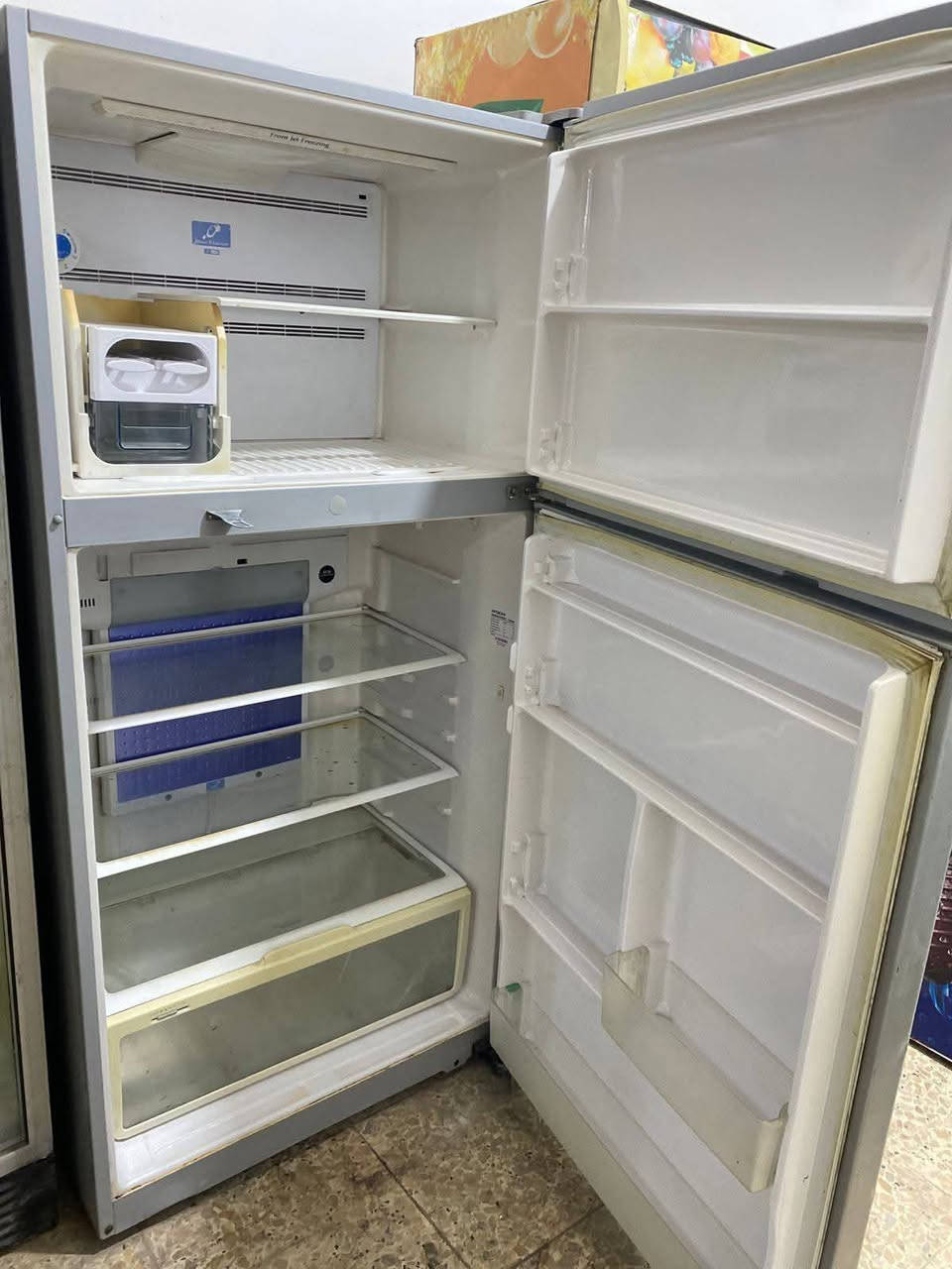 تخم ١٠ مقاعد كل ضرر مابي ١٥٠ وثلاجه ٣٠ قدم عل شغل ١٥٠ رقم الهاتف ***********
