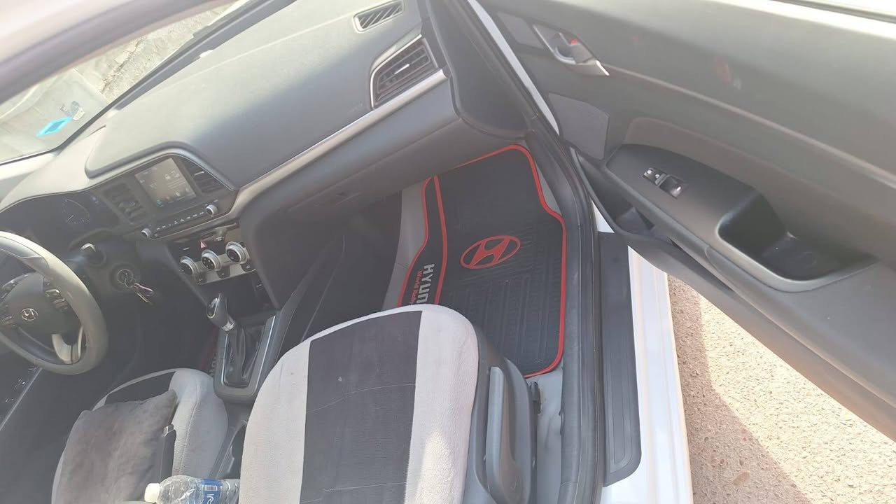 السلام عليكم 
النترا 2019 أمريكي 
حادثهة جاملغ تبديل + راس البنيد صبغ بسيط كلش لون أبيض صدفي كير محرك حداديه تدفئه تبريد كله مكفول سيارة بيت جديدة
سيارة حلوة جاهزة ماشيه 49 ميل حقيقي سنويه بأسمي عنواني بغداد الدورة للتواصل *********** السعر 145
