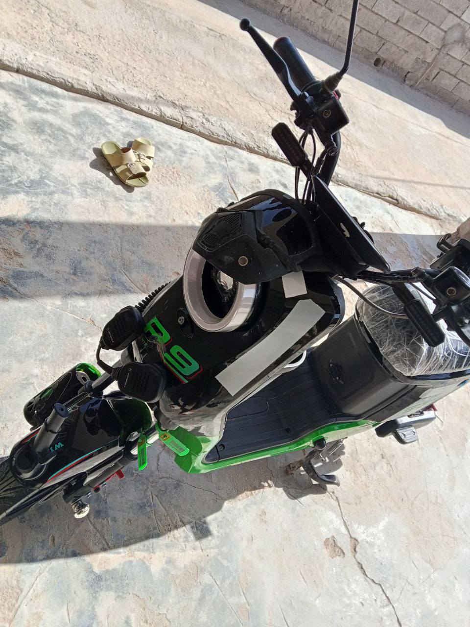 السلام عليكم  إخوان دراجه شحن آر ٩   للبيع دراجه موديل ٢٥ برغي ما مفتوح بيها دراجه جاهزه وحلوه وشغاله من الطول لطول بل عافيه عليه الياخذها 5 بطاريات بلاد  مكاني الزبير موبايل ***********  وات ساب موجود  سعرها ٤٢٥ ألف وفيها مجال لشراي
