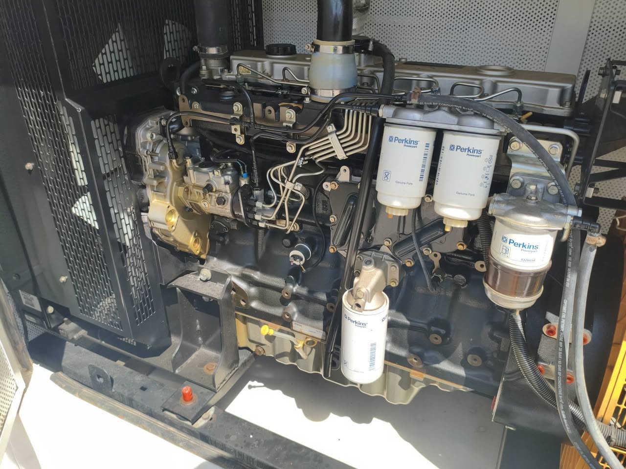 السلام عليكم ورحمه الله
للبيع
مولدة بيركنز إنكليزي 
٦سلندر ١٥٠كيفي
حديث حجم البستم ١٠٥ملم 
عدد ساعات التشغيل ٧٠٠٠ساعة
كاتم غدار سوبر سايلنت 
بلادي وضمان ع حمل 
للمزيد من التفاصيل لاتصال أو المراسلة 
*********** ابو شهم الزبيدي 
بغداد عوريج
