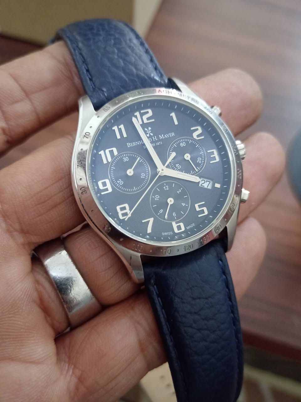 ⌚ للبيع: تحفة سويسرية عريقة - Bernhard H. Mayer (Victor Chronograph)
​عشاق التميز والأناقة الكلاسيكية، للبيع ساعة Bernhard H. Mayer الأصلية، الإصدار المميز BH13/DW. ساعة تجمع بين الدقة السويسرية المتناهية والتصميم العصري الفاخر.
​المواصفات الفنية المذهلة:
​الحركة (Movement): ماكينة سويسرية أصلية مطلية بالذهب (Ronda 5040.D) بـ 13 حجر جوهر، تضمن لك دقة متناهيه في ضبط الوقت.
​الهيكل: مصنوع من الفولاذ المقاوم للصدأ (All Stainless Steel) المصقول بعناية.
​الزجاج: كريستال زفير (Sapphire Crystal) مضاد للخدش والكسر ، ليحافظ على لمعانها كأنها جديدة دائماً.
​المينا: باللون الأزرق الملكي العميق مع تداخلات الكرونوغراف الفضية وتاريخ عند الساعة 4.
​مقاومة للماء حتى عمق 50 متر (5 ATM).
​الحزام: جلد طبيعي فاخر باللون الأزرق مع إبزيم (Clasp) أصلي يحمل شعار الماركة


**إذا كنت صاحب هذا الإعلان وتريد حذفه لأي سبب، رجاءا أرسل رسالة إلى الدعم الفني**