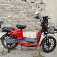 للبيع بايسكل شحن  بطاريات وسط السعر 140 وبي مجال بسيط  07517331654