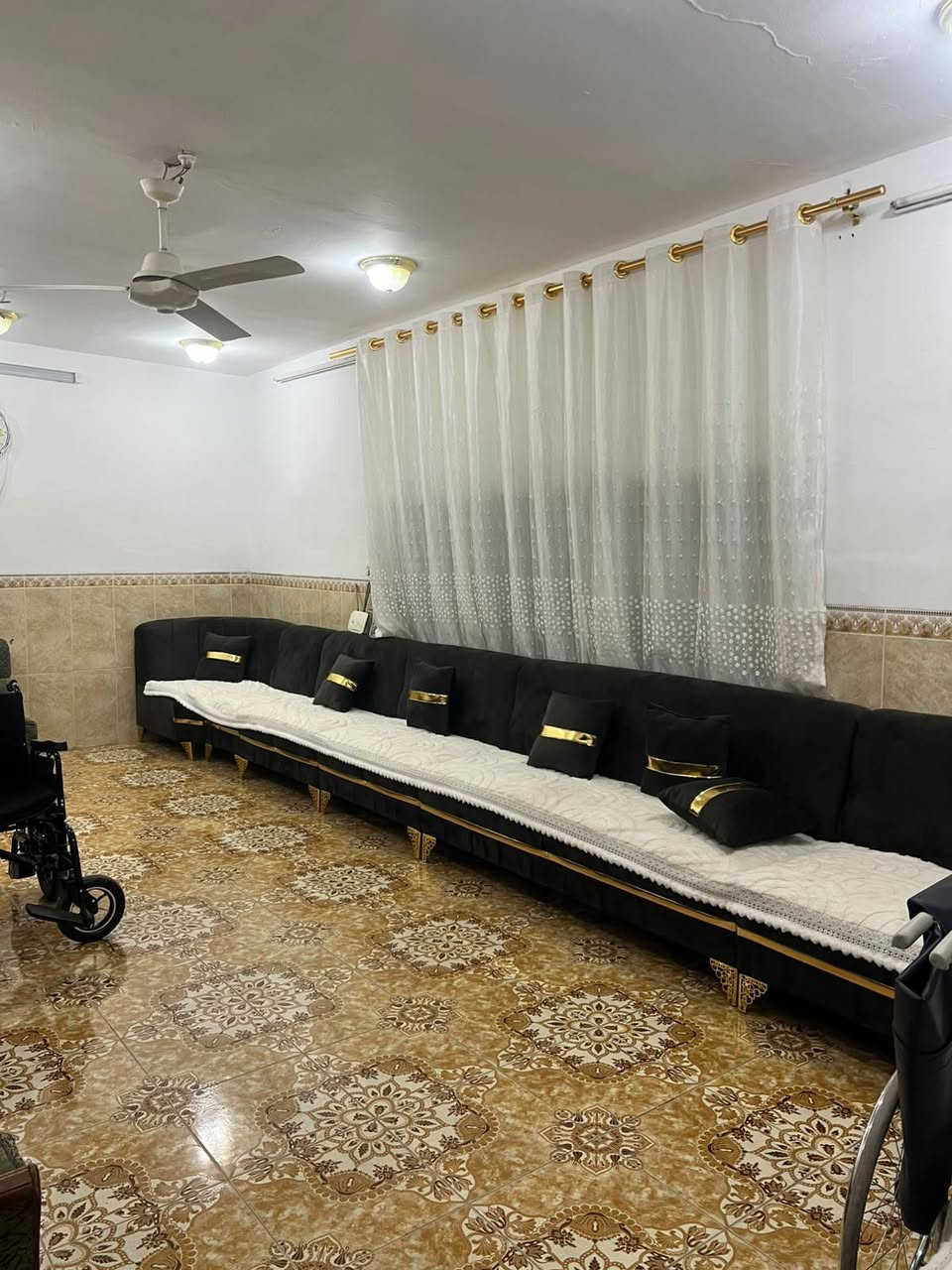​🏡 دار ركن مميزة للبيع في بيجي – الحي العصري الشمالي
الموقع: بيجي - الحي العصري الشمالي (خلف جامع عباد الرحمن).

​📌 مميزات الموقع والعقار:

​سند الملكية: طابو صرف.

​المساحة: 300 متر مربع (ركن على شارعين).

​الخدمات المحيطة: تبليط كامل، أرصفة جاهزة، وإنارة شوارع متكاملة.

​الخدمات الأساسية: الدار جاهز تماماً للسكن (كهرباء وطني + خط مولد + إسالة ماء مستمرة).

​🧱 تفاصيل البناء (طابقين):

​الطابق الأول: 

​🛏️ غرفتين نوم.

​🛋️ صالة استقبال واسعة.

​🍽️ مطبخ مجهز.

​🚪 هول داخلي.

​🚽 مجمع صحيات خارجي.

​الطابق الثاني: 

​🛏️ غرفتين نوم.

​📦 مجمع غرف (مساحة إضافية).

​🚿 مجمع صحيات متكامل.

​📞 للاستفسار والتواصل:

​للمزيد من التفاصيل أو لمعاينة العقار، يرجى التواصل عبر:

​الرسائل الخاصة 📥

​الاتصال مباشرة على الرقم: 📱 ***********
