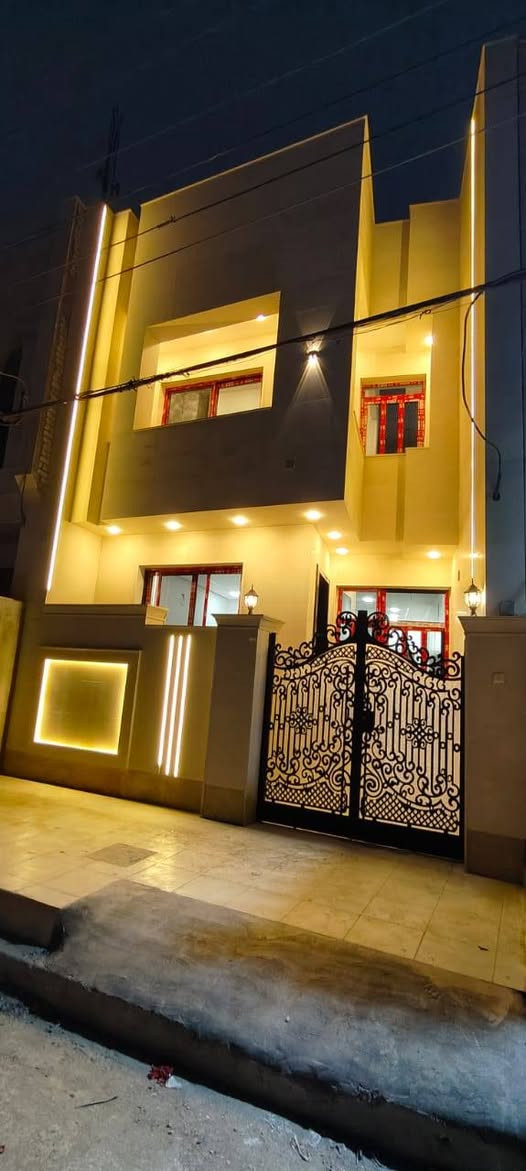 دار سكن قيد الانشاء للبيع يسلم خلال اسبوعين .المساحة 74 متر مربع ، واجهة 6 م ، الضهر 4 م ، نزال 15م ، بناء درجة أولى واجهة مرمر وارضية مرمر . السيدية مربع القادة مقابل الخط السريع ،مقابل العقار تشجير ، عرض الشارع 15 متر ورصيف 3 م تقريبا ، يحتوي الطابق الأرضي على مدخلين صالة ومطبخ وغرفة نوم وحمام وحولي ومنور ، ويحتوي الطابق الأول على غرفتين نوم وحمام وحولي ، ويحتوي الطابق الثاني على غرفة نوم وحمام وبيتونة وسطح امامي ، باب صالة قاصة،السبالت والنت والستلايت والكامرات دفن ،الطابق الأرضي ديكورات
للاستفسار 
***********
