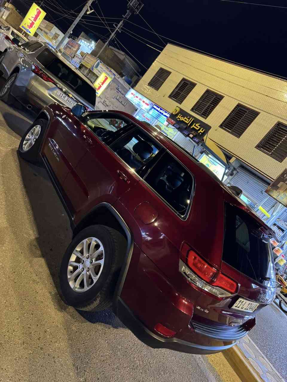 جيب كراند شيروكي 2021 الضرر مسروق البنيد ودعاميه والدشبول بدون حادث فقط سرقه وتبدلن نفس لون بدون صبغ 
وبالعراق نضربت ونصبغ بيها شويه من جاملغ الخلفي وشويه من لباب وتعمير درجة اولى وما مبين ابد  
رقم بغداد باسمي تحويل مباشر 
مواصفات سياره لاريدو وكشنات جلد وشاشه جبيره 
وتدفئه بالكشنات والاستيرن وتشغيل عن بعد  جاهزه من كلشي حداديه وتبريد وجاهزه السياره كلش حلوة
مكان السياره بالعماره *********** 
رايدها 238$ وبيها مجال
