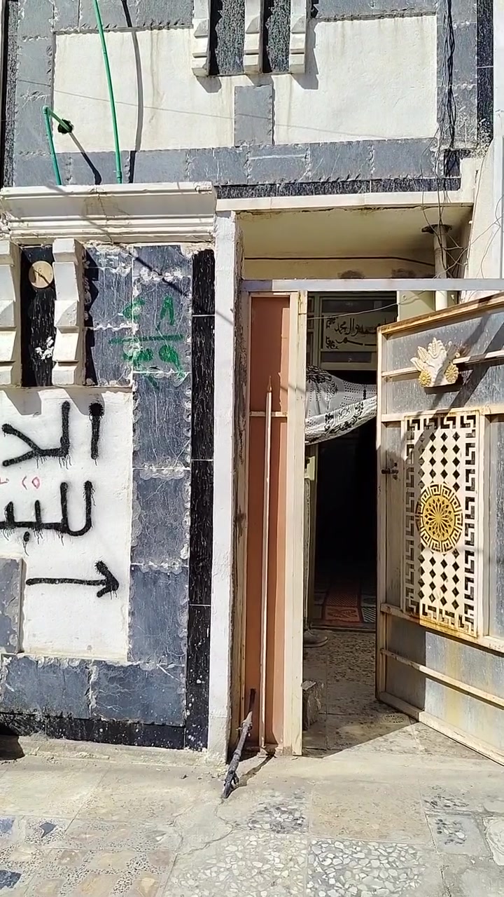 ٥٠ متر واقع حاال الدسيم فتحه الجوادر ثاني فرع علا ايدك اليمين البيت مو بالفروع بالشارع الي يربط بين الفروع  يصير خلف الملعب الي قبل فتحه الجوادر ببت كامل مطبك كاشي شتايكر مي كهرباء مجاري راح تنربط عل خط جديد جاي يستغلون بيها وراها تتبلط   استقبال غرفه وصاله وترك بالخير بي حمام  سعر ٢٣ بي مجال حك الجيه
*********** ممتواجد علفيس شراي اتصل
