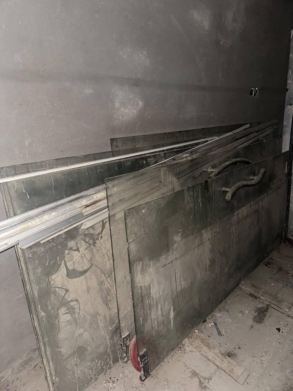 السلام عليكم جام للبيع
ابيعهن بالكامل مو بيع قطع 

للاستفسار الاتصال على الرقم

***********
