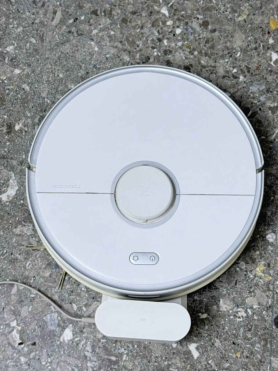للبيع روبوت تنظيف Roborock S5 Max الأصلي
روبوت ذكي للكنس والمسح من شركة Roborock المعروفة، يقدم تنظيفاً ممتازاً للمنزل بشكل تلقائي.

 كنس قوي للأتربة والشعر والأوساخ
 خاصية المسح بالماء
 رسم خريطة للمنزل والتنقل الذكي
 التحكم من خلال تطبيق الهاتف
 إمكانية تحديد مناطق التنظيف والمناطق الممنوعة
 العودة التلقائية للشحن
 مناسب للسيراميك والرخام والباركيه والسجاد

Roborock S5 Max
 الحالة: ممتازة 
 الملحقات: ( كامل يشمل : الشاحن + كيبل الشحن + مسند الجهاز )
السعر 150,000 دينار عراقي
العنوان : بغداد / الاعلام


**إذا كنت صاحب هذا الإعلان وتريد حذفه لأي سبب، رجاءا أرسل رسالة إلى الدعم الفني**