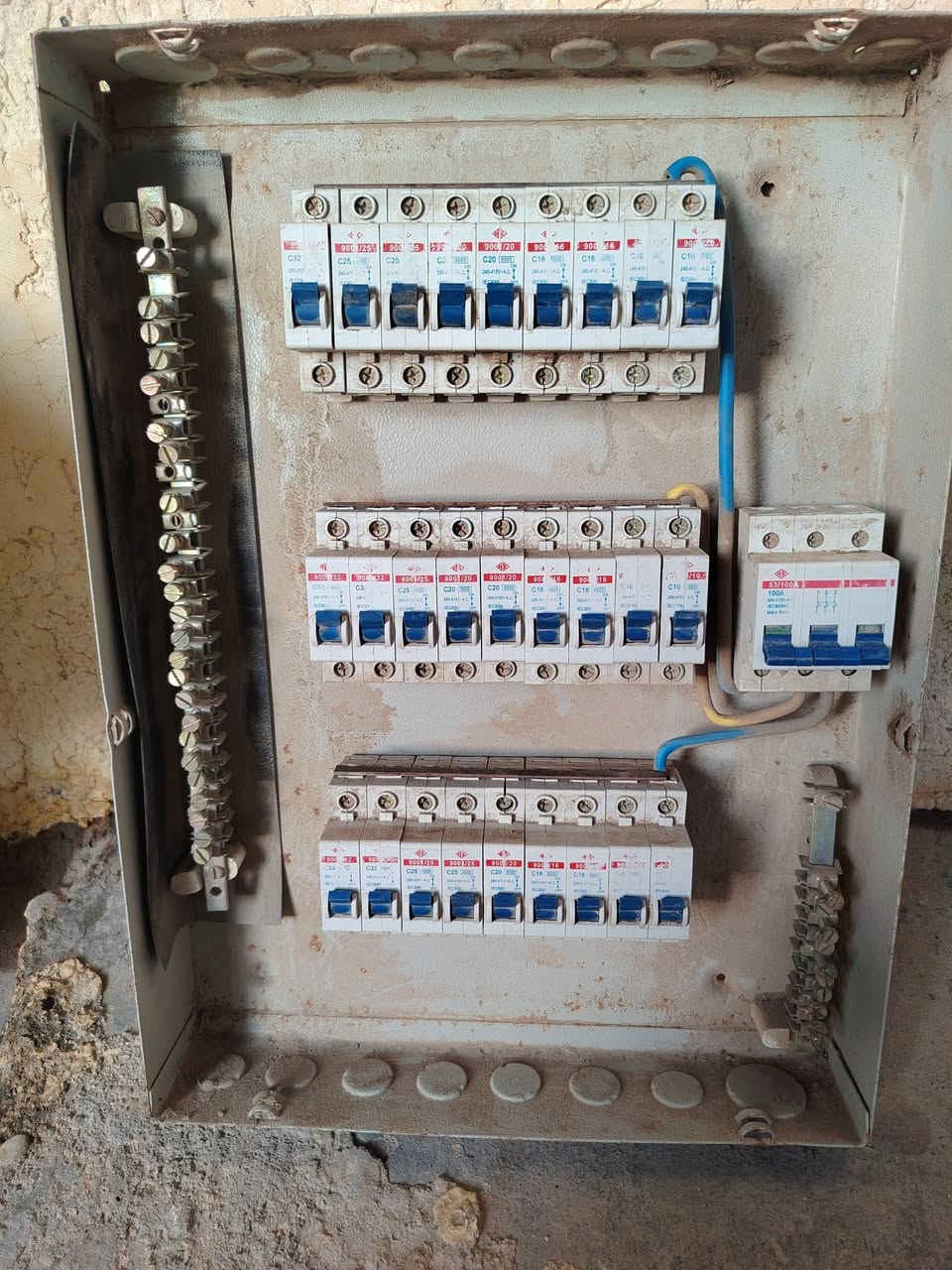 بورد كهرباء 3 فيز 27 جوزة القاطع الرئيسي 100 امبير نظيف جدا للبيع


**إذا كنت صاحب هذا الإعلان وتريد حذفه لأي سبب، رجاءا أرسل رسالة إلى الدعم الفني**