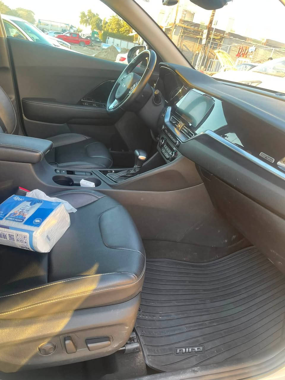 سلام عليكم كيا نيرو بلاص فول عدا الفحته هايبرد وبانزين اقتصاديه كلش الفول يمشيها 750 كيلو  رقم ارببل 
ماشيه 27 الف كيلو متر 
وارد كوريا سياره داخله العراق ماشيه 3000 كيلو جديده 
مكانها سامراء او اربيل
سعرها 136$ بيها مجال بسيط
موديل 23
***********
