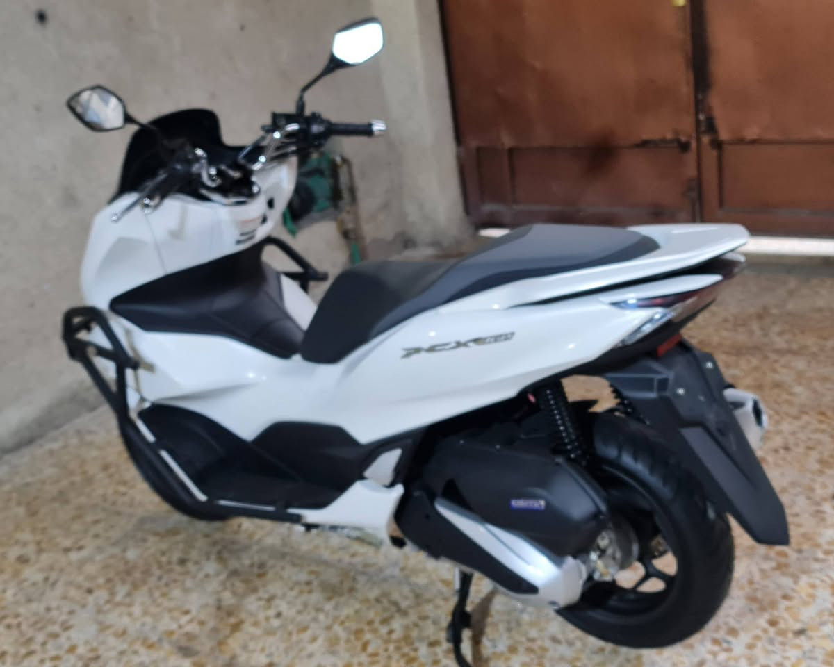 PCX/ 160
بي سي اكس جيل 4 ياباني موديل 2024 
محرك 160 / بصمة نضام ABS /ماشيه 6 الف/
لايت زنون لد أمامي وخلفي دراجه مكفولة كفالة عامة كلها على وضع الشركة 
***********📞📞
