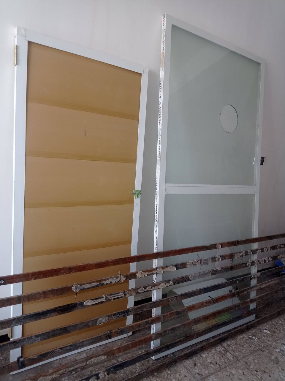 ميز عارضة المنيوم
باب وقاطع المنيوم 
رفوف حديد 
سكراب حديد 
التواصل ***********
