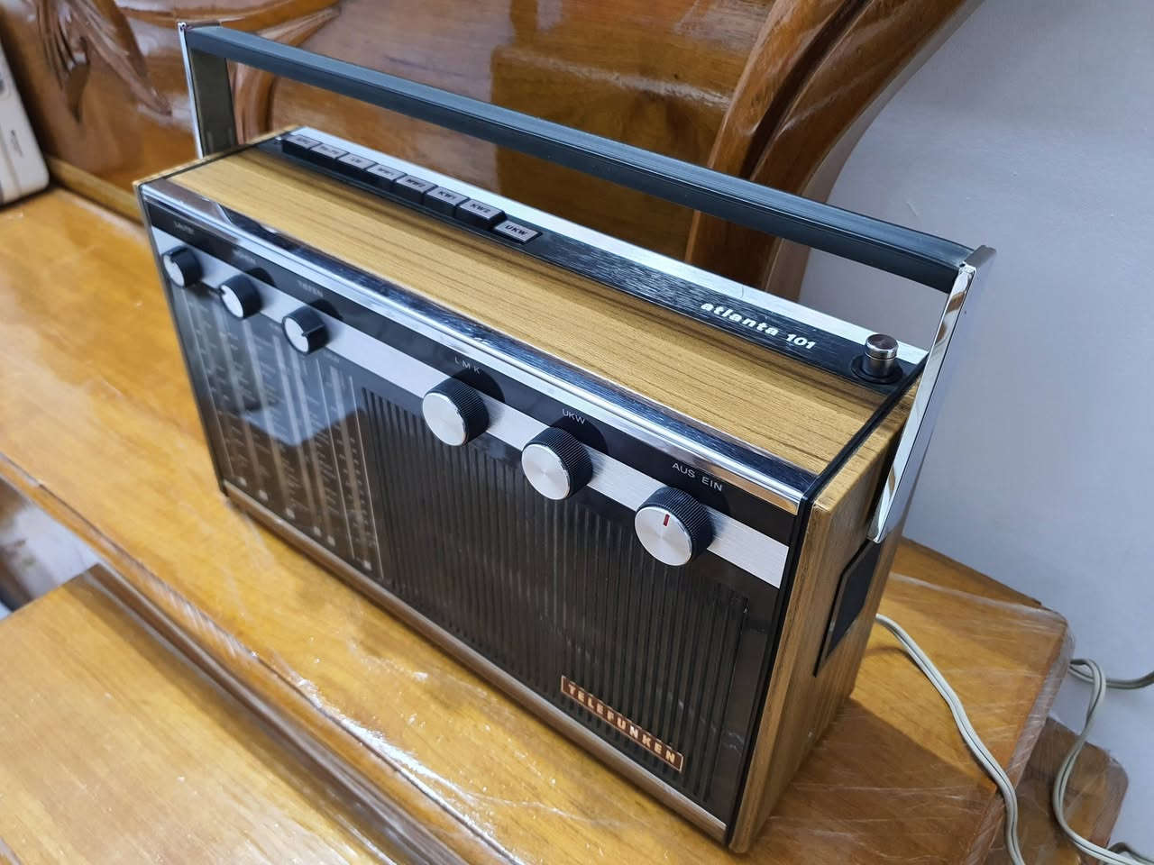 راديو الماني غني عن التعريف سنة الصنع 1968 يحتوي على خمس موجات MW/LW/FM/SW1/SW2 وزن ثقيل اي استفسار عالخاص.


**إذا كنت صاحب هذا الإعلان وتريد حذفه لأي سبب، رجاءا أرسل رسالة إلى الدعم الفني**