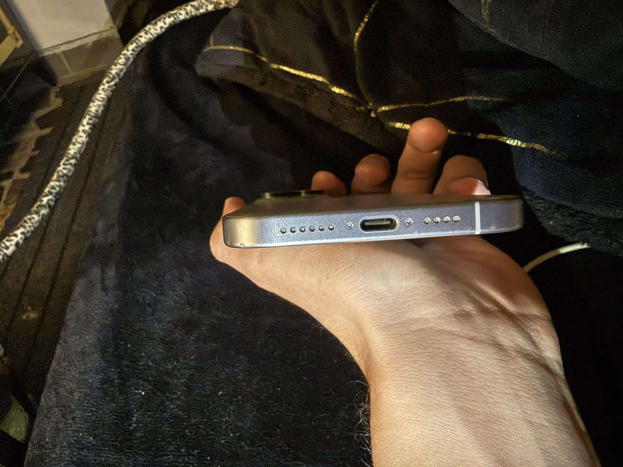 سلام عليكم 
أيفون 15 Pro Max
ذاكره 256
بطاريه 86
جهاز وتر بروڤ على ايدي 
بيه كسر خفيف بلظهر مثل ما موضح 
والكامره مثل ما موضح 
باكيت موجود مالته 
للبيع سعره مليون بيه مجال بسيط 
مكان بغداد اسكان 
*********** واتساب
