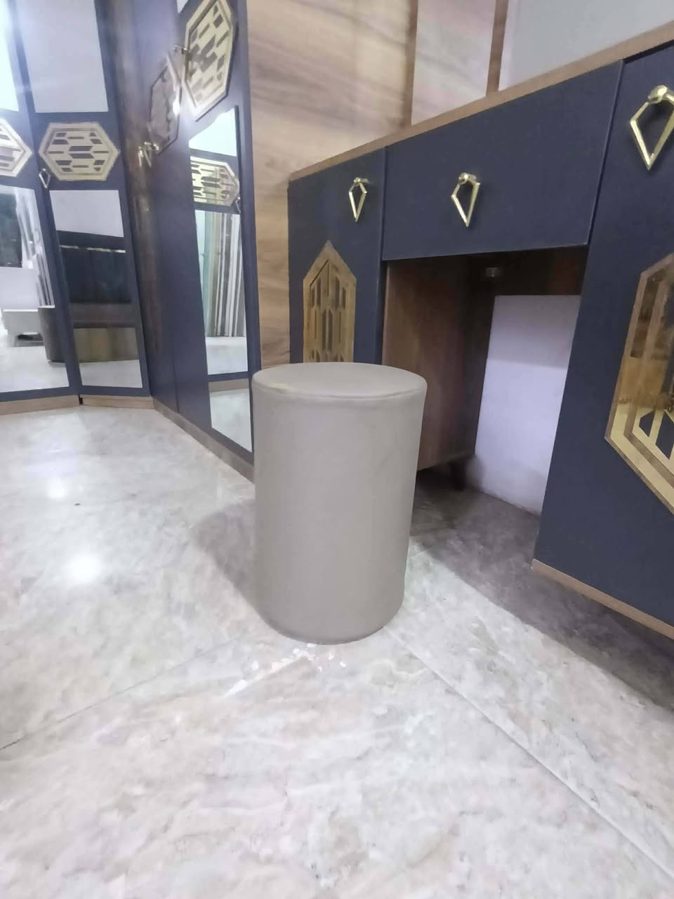 غرفه تركي زاويه 8قطع.نظيفه جدا.السعر 600مع شد ونقل الحجز واتس***********
