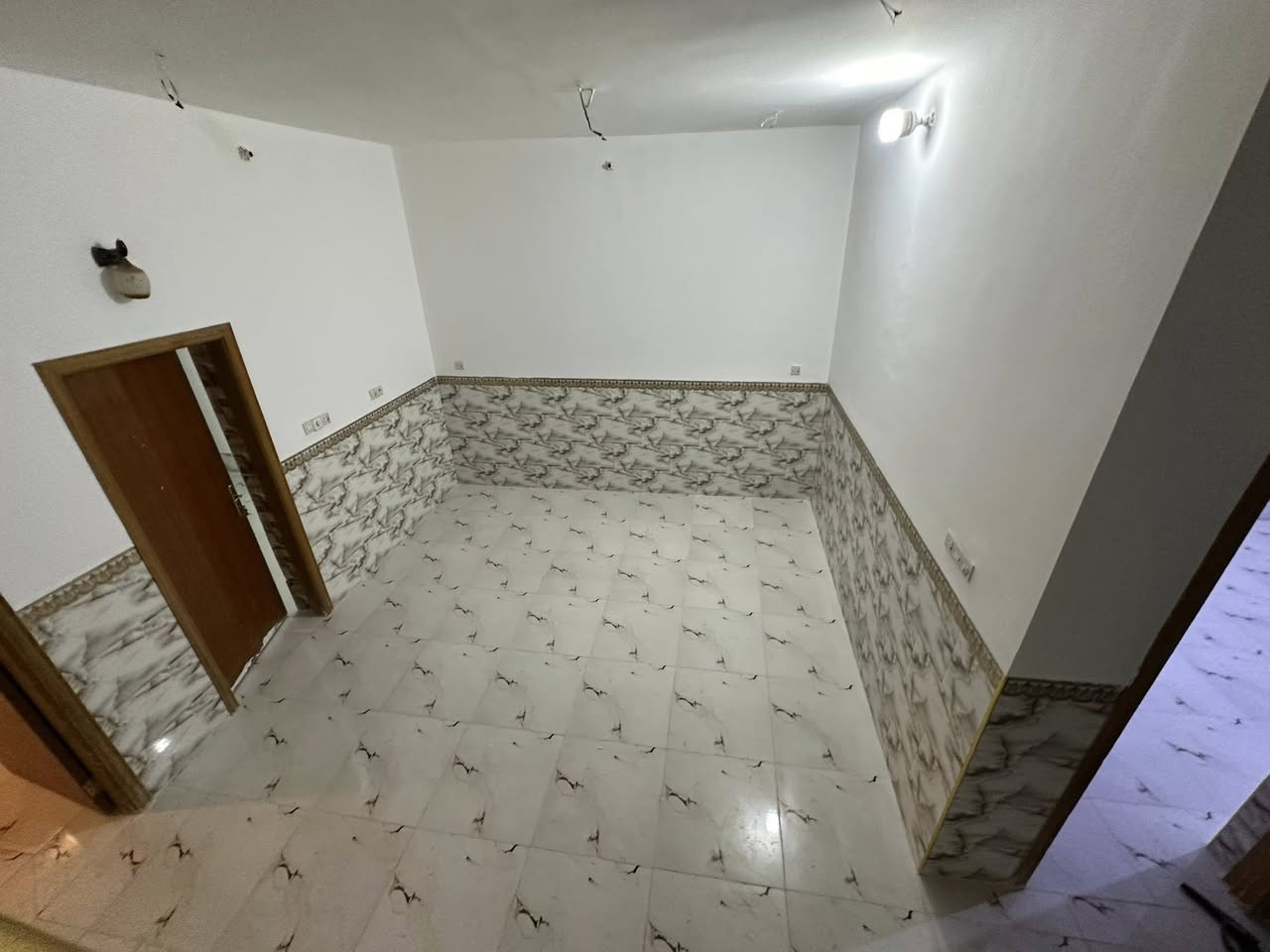 دار سكن طابو صرف  🏡

📍 حي الأمين الأولى –

📐 المساحة: 125 م²
🏗 البناء: حديث – كونكريت
🏠 طابقين

تفاصيل الطابق الأول:
• غرفة 
• صالة
• استقبال
• مطبخ
• حمامات 🛁 منور
طارمة 
الطابق الثاني:
• غرفة نوم
حمام 
• صالة
سطح 
السعر 145
📞 للاستفسار: ***********
🏢 مكتب الدناني للعقار
