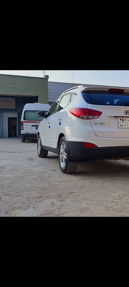 توسان 2013 خليجي رقم اربيل
مكفوله كفالة عامة كير محرك مكفول
ماشيه 130
محرك ٢٠٠٠ دوش 
تدفئة تبريد 
تبريدها جداً جداً ممتاز ثلج
اشاير بالمري 
كاميرا خلفية 
مانع انزلاق
تحكم ستيرن
وبقية مواصفات ال2013 الخليجي المعروفة 
السيارة نظيفة بمعنى الكلمة لأن استخدام شخصي بسيط
للجناي يشهد الله ورسوله ما تعبة ابد 
لان صار 3 سنوات عندي ما مصلح بيهة
والله فقط من ابدل دهن افتح بنيد السيارة 
سيارة جداً جداً نظيفة 

مكان السيارة
 ديوانية _نجف (قضاء غماس)  
للاستفسار 
***********
