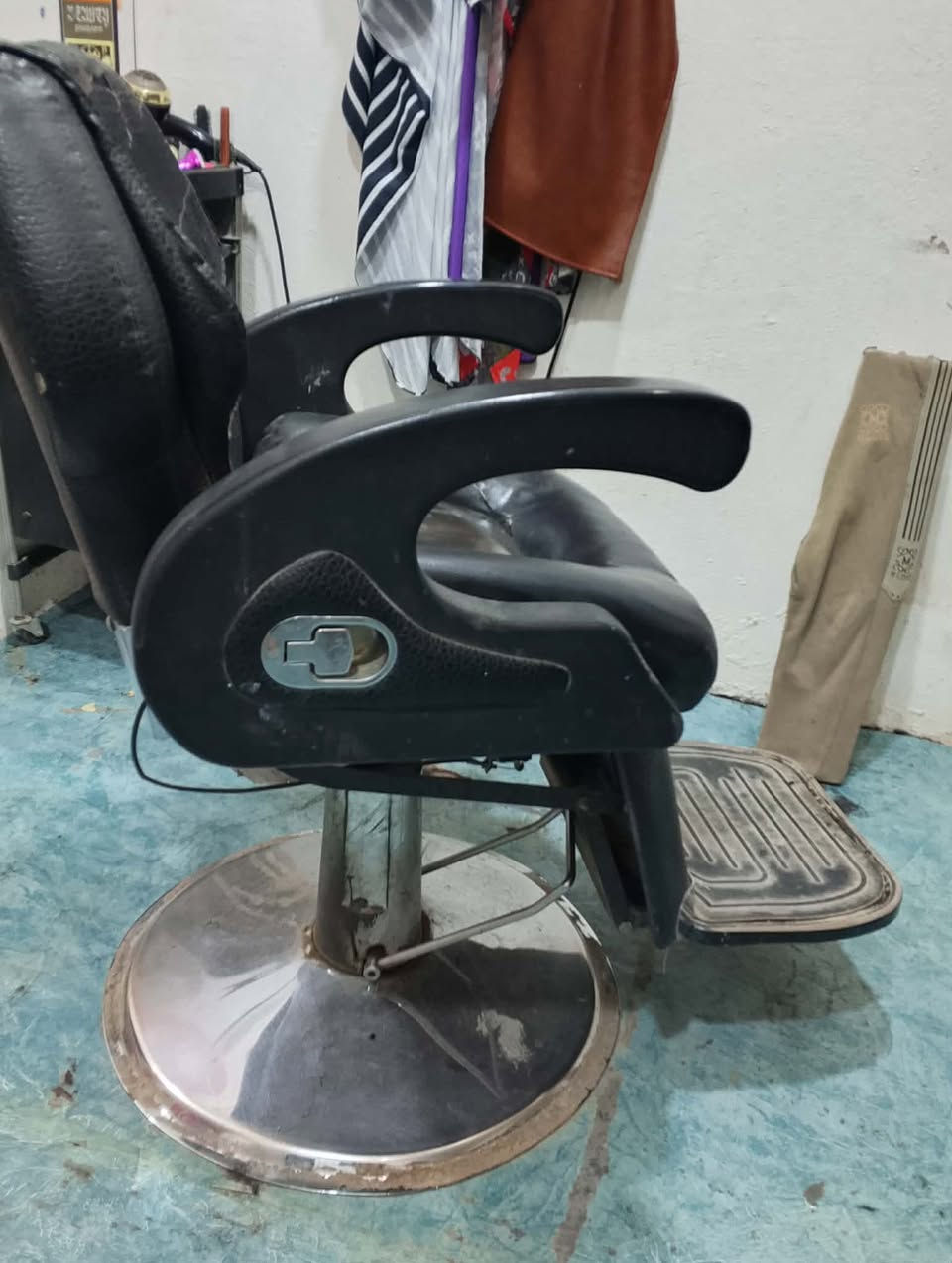 سلام عليك غراض محل حلاقه كاملات مستخدمات اقل الشهر غراض كامله ابد اي نقص ما بيهن وكلشي شغال مكان رفاعي ناضم رقم ٤ رقم الهاتف*********** غراض نضيفه حيلل
