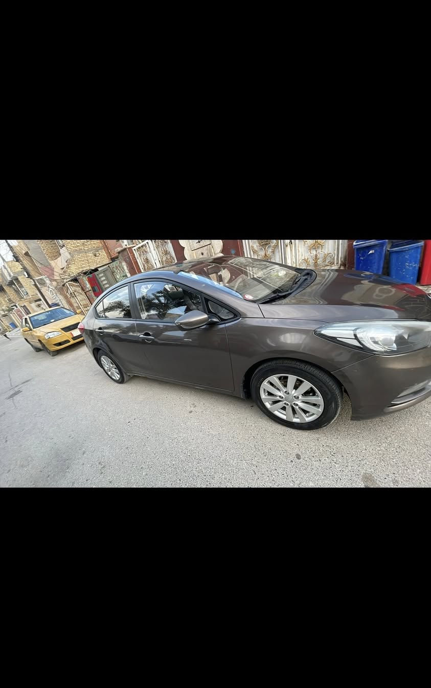 كيا سيراتو خليجي 2015 سعر (115)وبيها مجال
ماشيه208 الف بيها بارد باب خلفي وجاملغ امامي 
مواصفات
شاشه  و تحكمات 
حساسات خلفيه 
نظام سكيورتي وتشغيل عن بعد
بصمه كشنات جلد 
نظام صوت سستم مضخم
حداديه كامله وجاهزه 
كاميرا خلفيه 
كير ومكينه بلادد 
سياره جاهزه (مال بيت) 
ميكنه 1600دوش 
مكان سياره بغداد 
***********
