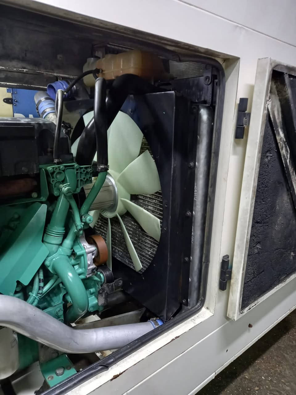 سلام عليكم
فالفو حجم 941 D9🇬🇧

350kva اوربي وارد بريطانيا 

اخوان مولدة كلشي بيها بلادي 

كاتم‎ شاشة اوتو ***********
