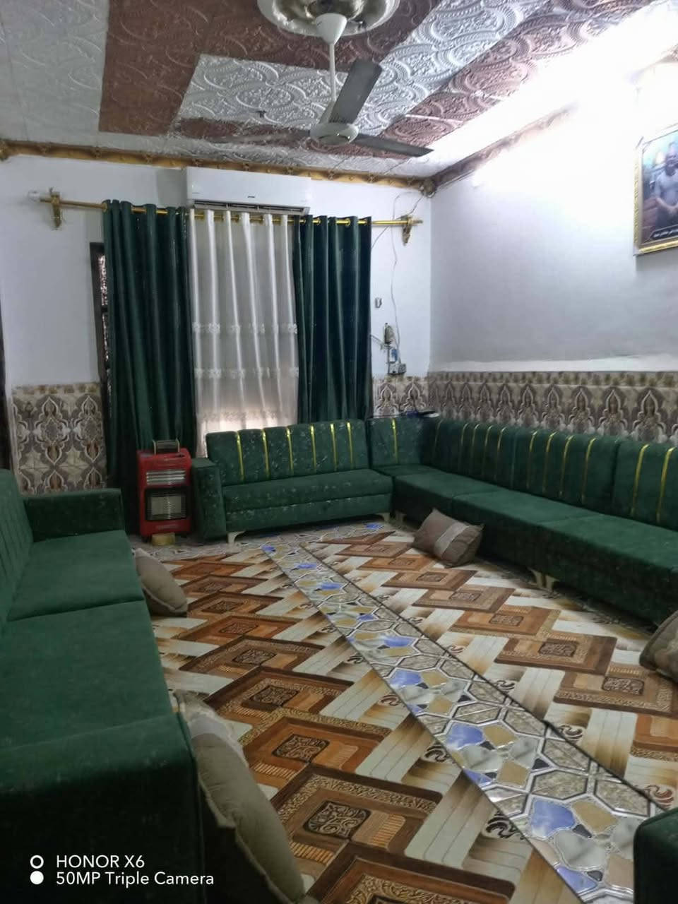 عندي بيت مساحه 200م شارع الملعب جمال غرفتين وصاله ومطبخ وصحيات استقبال طارمه مخزن ماء كهرباء مولده مجاري تبليط قريب الشارع العام اول*********** ***********
