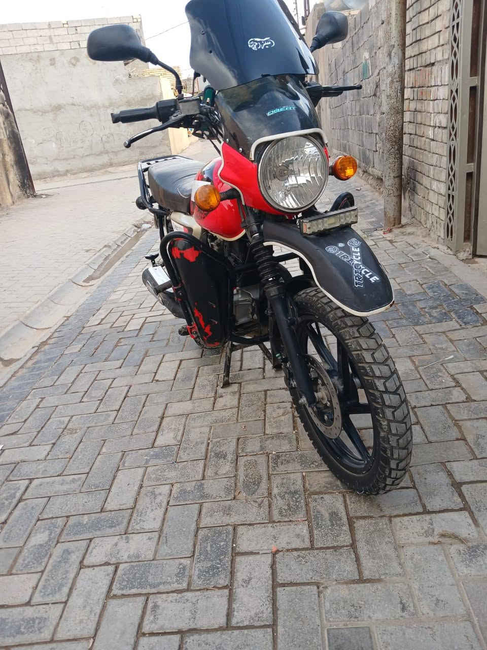 سلام عليكم بوكسر موديل 23 بسمي تحويل مباشر سبب للبيع بطلت من الدلفري ومتاوزي ع بيعتها السعر 2500 وبيها مجال مكاني بغداد المعامل ***********
