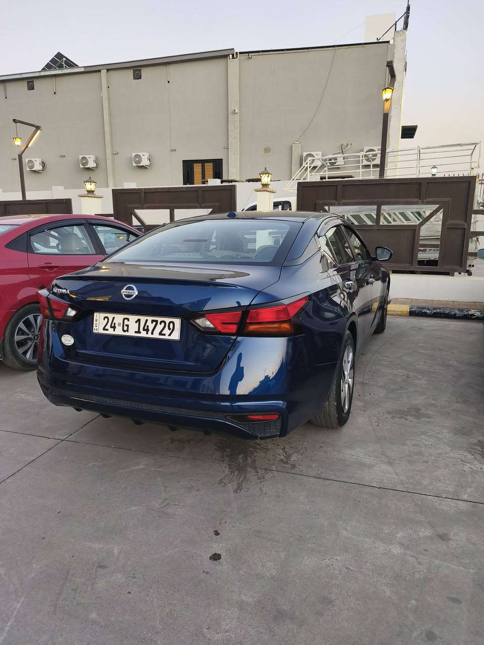 Nissan Altima   S
2020 
-بصمة تشغيل 
-بصمة أبواب 
- تشغيل عن بُعد 
- المُحرك 2500 
-التوقف ذاتي
-شاشة كبيرة 
- كُشن كهربائي 
-شاشة اعطال 
-كامرة خلفية 
-عداد الكتروني + رقمي
-ثلاث انظمة قيادة : عادي + سبورت + نظام صعود
-التبريد ثلج
-ماشيه 850 mil
-الرقم دهوك باسمي
سياره جاهزه 
***********
مكان السياره موصل الايسر
-حادثها بين الجاملغ والبونيد
