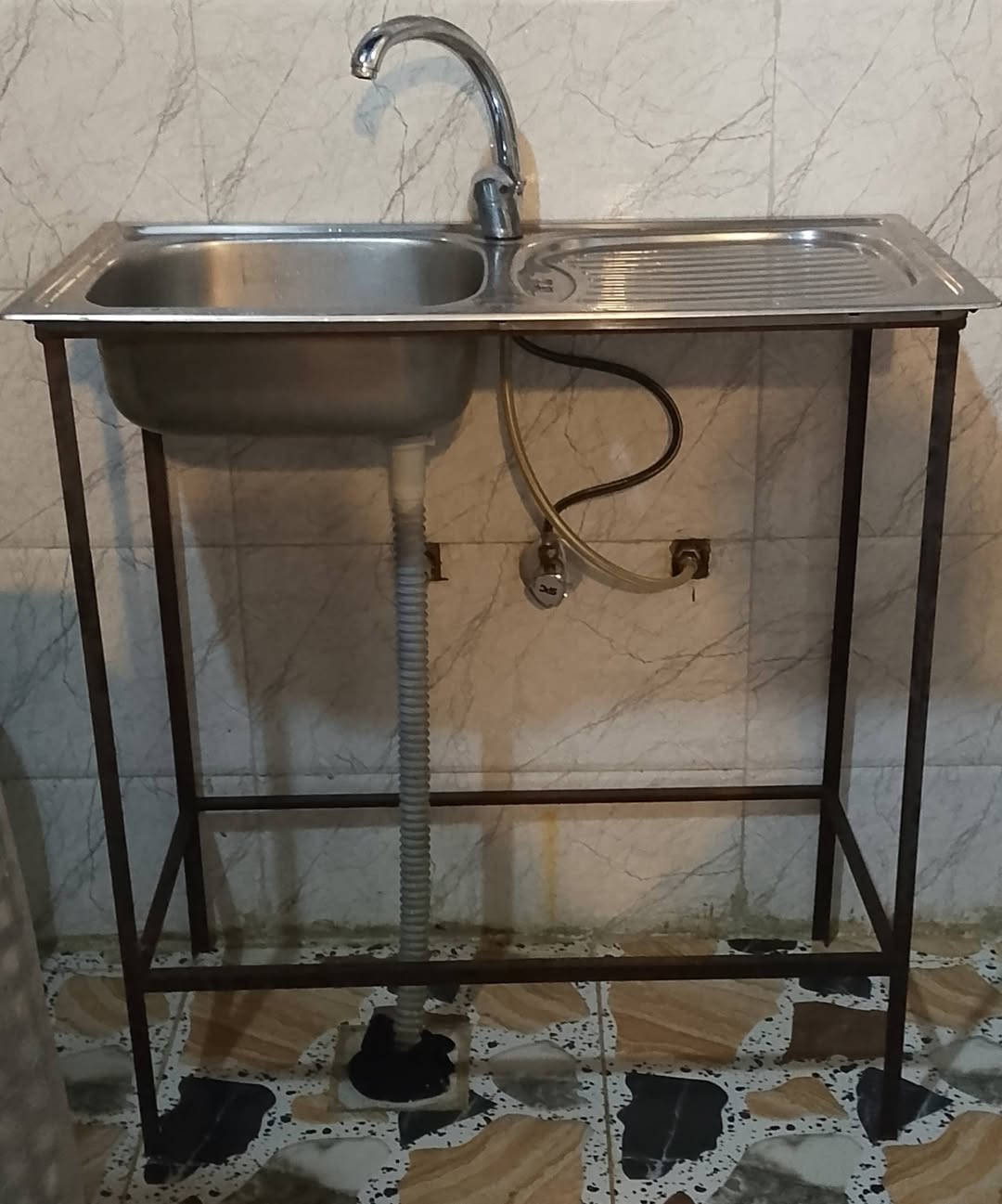 السلام عليكم
#للبيع 
سنك وقاعده وميز بدون خلاط
نظيف حيل 
السعر ٣٥ موصل حي سومر 
تواصل عالرقم ***********
