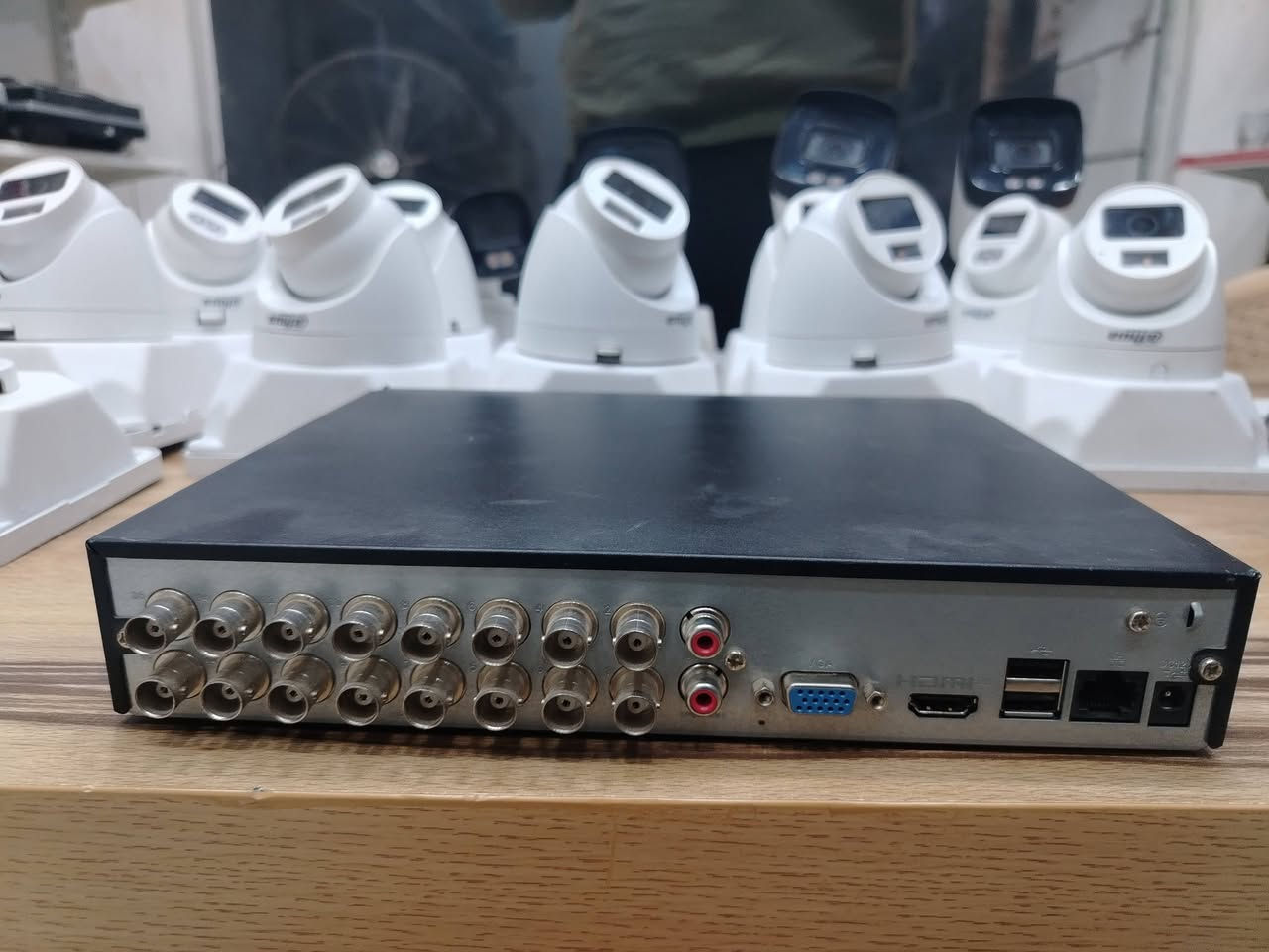 كامرات دهوا 5 ميكا وكاله
16 كامره مع بوكساتهن
10 داخليات و6 خارجيات
مع دي في ار ابو 16 بي هارد 2 تيرا
الكامرات مستعملات لفتره بسيطه 
كلهن ب550
***********
