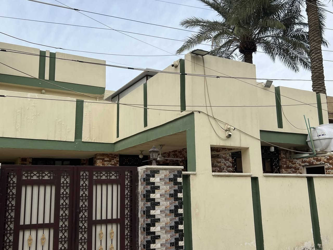 دار مساحة  200  م
واجهه 10 نزال  20

طابو ملك صرف     

يباع كامل. او تقسيم  حسب طلب 

يحتوي ع 4 غرف نوم  هول استقبال صحيات البيت بلكامل كرانيت درجة اولى

الموقع فلكة الحدادين   

بناء جديد 

التواصل خاص او واتساب ***********
