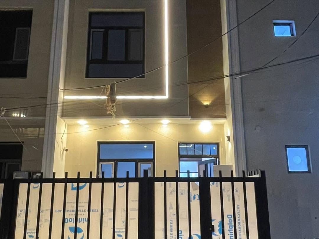 مشتملات  للبيع بمساحة 50 متر الواحد تصميم حديث و شغل درجة اولى🏠 

📍موقع البيت حي الجهاد منطقة ضباط الشهداء - قرب  4 شوارع

تفاصيل البيت ⬇️
➖ طابقين ونص.
➖ الداخل 3 غرف نوم واسعة.
➖ صالة الاستقبال 
➖ مطبخ مرتب
➖ حمامين بنظام حديث

التشطيبات والمواد ⬇️

➖ الواجهة تغليف بورسلين.
➖ الأرضية بورسلين 
➖ الشبابيك ألمنيوم عازل بجودة ممتازة.
➖ ديكورات داخلية

📌 للاستفسار و معاينة البيت ميدانياً

الاتصال على الارقام ابو يوسف *********** ➖ *********** 📞
ابو مهيمن *********** ➖ *********** 📞

#عقار #عقارات #عقارات_للبيع #عقاراتي #عقارات_العراق #العقارات 
#المقاولات_العامة #مقاولات #مقاولات_عامة #البناء #البيع #الشراء #الايجار #الايجارات
