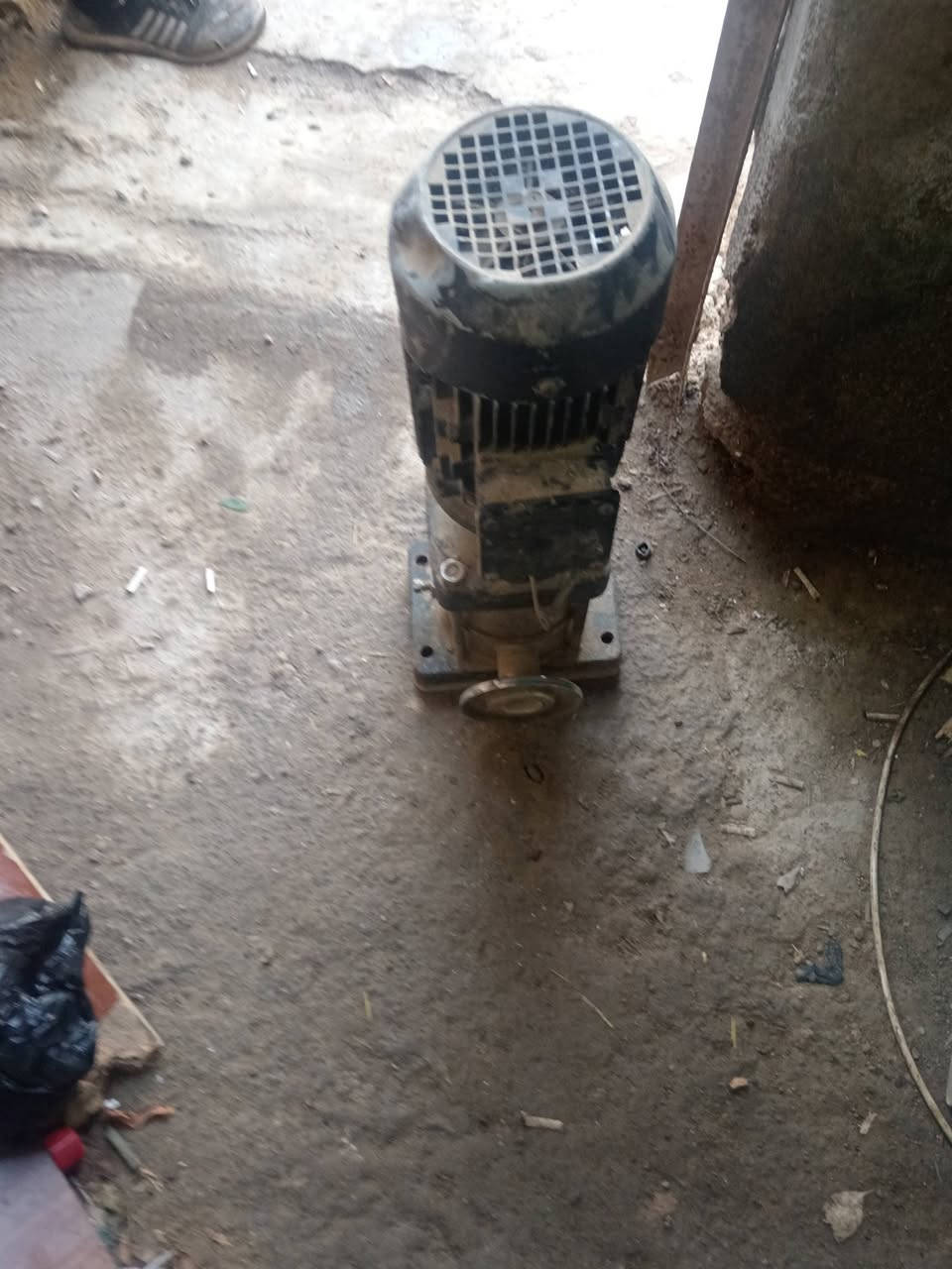 كمبريسر هوا مع ماطورات عموديه للغسل السيارات ثري فيز واحد صيني الثاني دنماركي شغلات وكمبريسر هواء حجم ٦٠٠ التاروسه كاضه ماطور الكمبيسر شغال الحجم ماله سبعه ونص حصان السعر ٥٠٠الف الكمبيسر شغال الماطورات ٢٥٠ الواحد تلفون ***********
