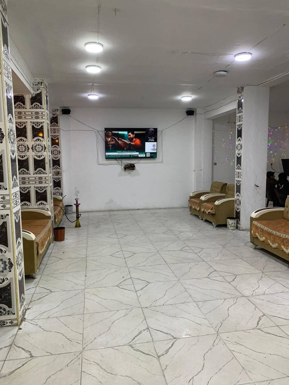 كوفي للبيع بسعر مناسب جداً اخو البلاش
محتويات الكوفي : شاشة بلازما حجم 70 
شاشات 2 حجم 43 
بلي فور وياه جوستكات اصلية 
تخم قنفات 
سستم صوت اصلي صوتة يخبل 
كاونتر مال غراض نراكيل 
نراكيل عدد 30 
كراسي عدد 27 كرسي 
وطبلات 10 
ميوزة مال دومنة 4 
دومنات 6 وطاولي 2 جديد 
سعر كلش مناسب وايجارة هم حيل بسيط 
عنوان الكوفي بغداد مدينة الصدر قطاع 78 مقابل سوق سويري 
للاتصال والاستفسار ***********
