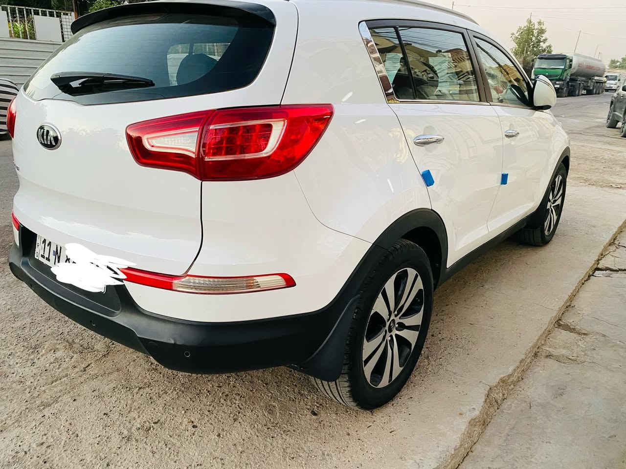 السلام عليكم 
كيا سبورتج خليجي مكينه 2000 دوش المكينه والكير على وضع الشركة مكفولات 
موديل 2011 السيارة مكفولة وبسمي السنوية ثاني يوم تحويل 
السيارة شباك خلية نحل وتخم تاير جديد وما ناقصها اي شي شاهد الله السيارة مالتي مال بيت وربع دينار ما تصرف عليها
والسونار موجود عندي العنوان بغداد الشعلة السعر 140 
رقم الهاتف ***********
