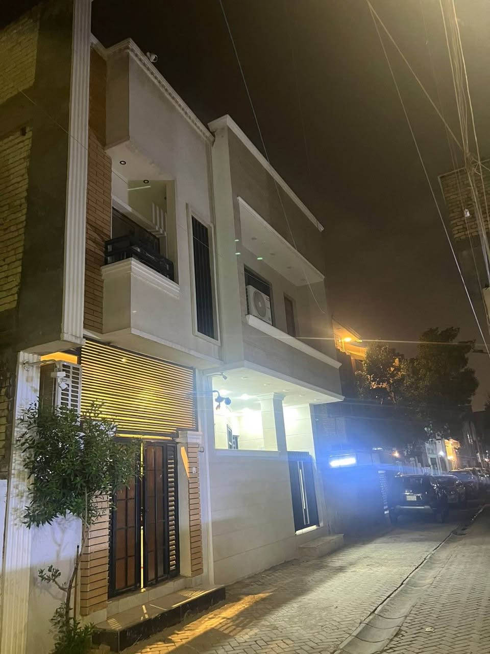 بعد التحيه الطيبه 
دار للبيع🏠 مساحه (60) م 
واجهه (4)م* (15)نزال 
عنوان الدار خدمي الكم سادس بيت من دخول فرع 
بناء سنة (2025) بناء ديلوكس 
الطابق الارضي 
مدخلين طرمه صغيره 
هول معزول 
مطبخ مع درج 
غرفة نوم 🛏️ ارضيه
خدمات منور 
الطابق الثاني 
…………………………………………
غرفة نوم 🛏️عدد 2 
وحده ماستر 
خدمات عدد 2 
منور باركون 

……………….…
طابق الثالث الاخير 
حولي خدمات منور 
غرفة نوم 🛏️
سطح كبير مع مخزن سندويش 

السعر المطلوب 285 مليون مع مجال بسيط 
للاستفسار 📞*********** سيف العزي بغداد, العراق
