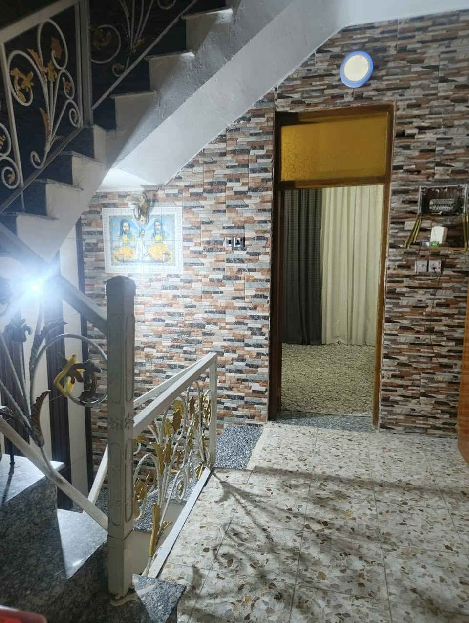 دار للبيع مساحة 84 متر في منطقة النور (الدوانم سابقاً) قرب جامع وحسينية حبيب ابن مظاهر الأسدي بموقع مميز وقريب من جميع الخدمات.
🔹 المساحة: 84 متر
🔹 الواجهة: 4.5 متر
🔹 مدخلين للدار
📌 تفاصيل الدار:
🏠 الطابق الأرضي:
▪️ استقبال
▪️ ممر
▪️ حولي
▪️ مطبخ حار
▪️ مطبخ بارد
▪️ غرفة كبيرة بعرض الواجهة
▪️ عدد 3 صحيات
🏠 الطابق الثاني:
▪️ غرفتين سويت
▪️ حولي
🏠 الطابق الثالث:
▪️ بيت (سطح قابل للاستخدام)
✨ الدار مرتبة ومناسبة للسكن العائلي
✨ موقع هادئ وقريب من الخدمات والأسواق
⚡ البيع مستعجل وبسعر مناسب جداً
📞 للاستفسار والمشاهدة يرجى التواصل على الخاص أو الاتصال. ***********
