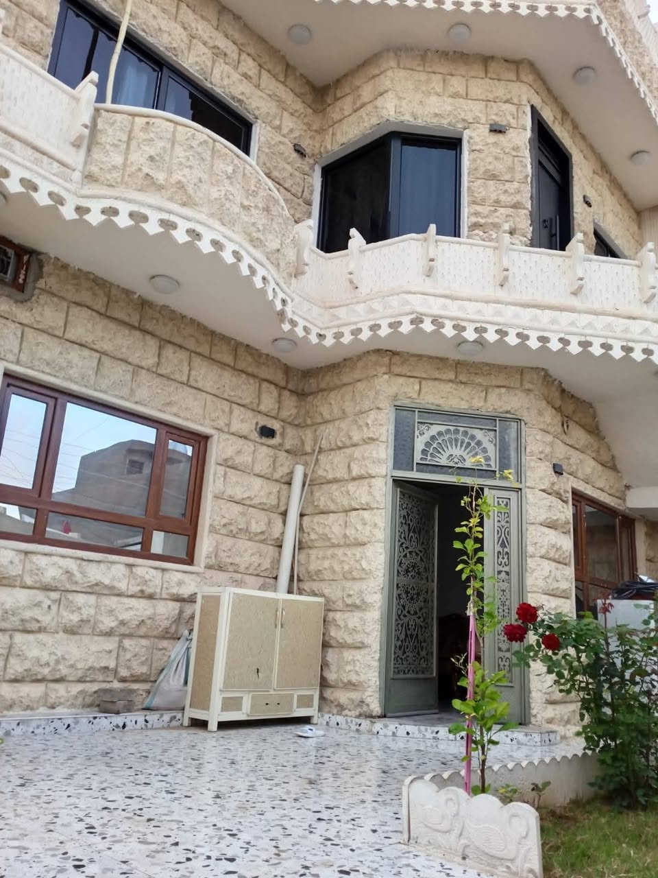 ثلاث دور في دار واحد دار ٢٠٠ متر ركن طابو صرف على شارع عشرين الموقع اسرائ او مفقودين فرع صيدلية تولين الدار مكون من قاطين قاط الاول حديقه وكراج سيارة  استقبال سقف مغربي مع مطبخ مع هول مع غرفتين نوم مع صحيات داخل وخارج والطابق الثاني مكون من مشتملين معزولات درج خارجي كل مشتمل غرفت نوم مع مطبخ مع استقبال مع صحيات الدار بناء حديث الدار نضام عاكسه كهربائي   
حديقه وكراج سيارة 
للاستفسار الاتصال على الارقام التاليه 
***********
***********
